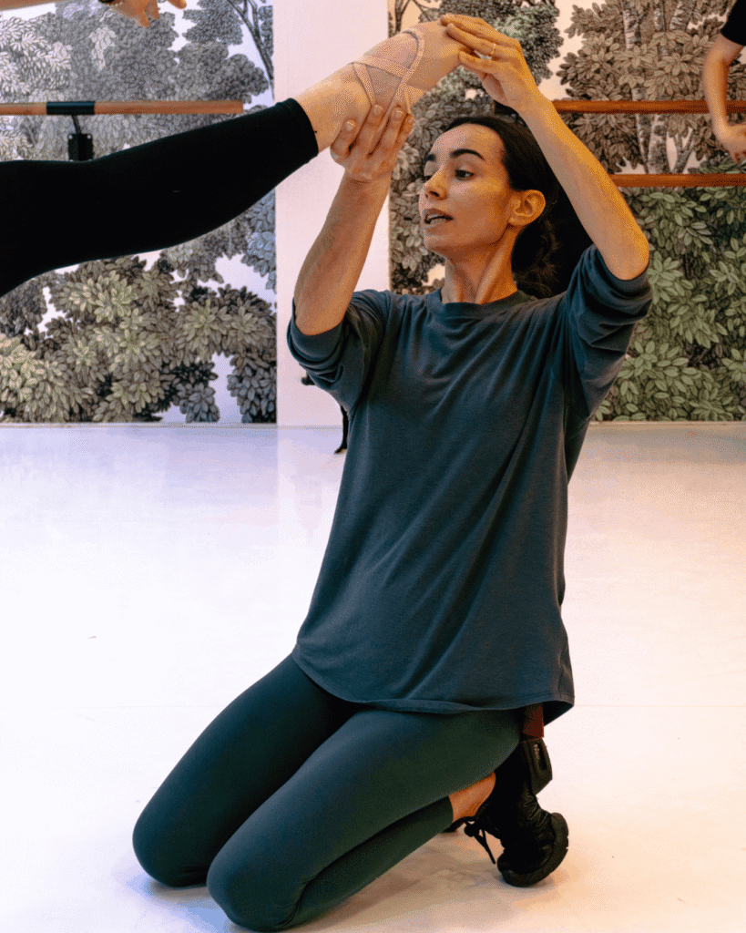 2 Correction technique rigoureuse d'une élève au sein de l'école de danse Toulouse ADI.